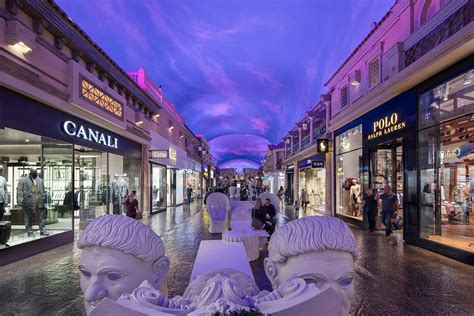 The Forum Shops .